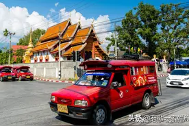 泰国自驾游 疫情之前的清迈古城 蓝天 城墙 古庙 绿树 红色双条车图片