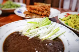 东北名菜，大葱蘸酱，这是要上国宴啊图片