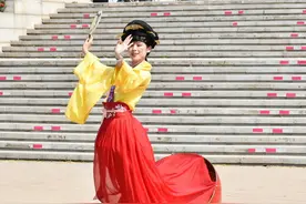 大淄博也有不倒翁小姐姐，身着唐服眼神娇媚，比网红那位差吗？图片