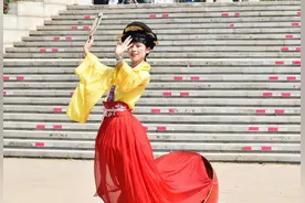 大淄博也有不倒翁小姐姐，身着唐服眼神娇媚，比网红那位差吗？图片