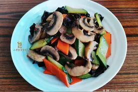 入秋后，很多人忽略口蘑，5块钱1斤，鲜香嫩滑，好吃营养还便宜图片