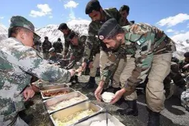 局势紧张，同样是在拉达克，巴铁友军和我们一起愉快的吃午餐图片