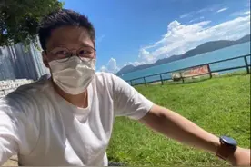 霍震霆偏爱霍启刚，陪伴儿子一家骑行，力保长子健康形象图片