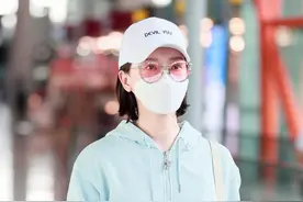 陈数水蓝色休闲装现身，43岁还能保持这个身材不容易图片