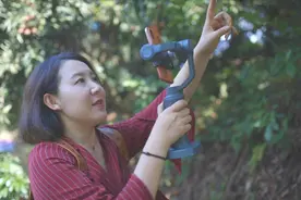 女白领放弃铁饭碗做主播，帮助农民卖水果，如今收入翻10倍图片
