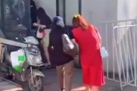 杨天真切胃手术后首现身！身形佝偻需人搀扶，术后8天录节目太拼图片