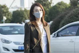 48岁最美经纪人霍汶希街拍，陪伴谢霆锋25年，颜值比女星还高图片