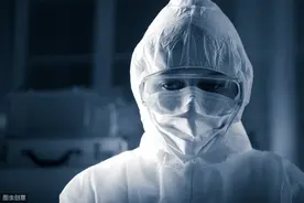 我一个人也害怕，我把床头摆满了娃娃，关于孤独我真的很害怕。图片