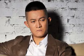 杨志刚：靠哥哥走红，拍戏要求与妻子一起，如今被尔冬升当众暗讽图片