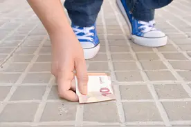 农村老人常说“路上捡钱会倒霉”，你怎么看？你捡过吗？图片