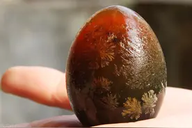 买松花蛋，挑表面有“黑点”还是没有的？差别比较大，别买错了图片