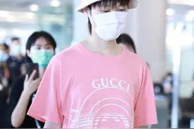 李宇春现身机场，穿搭粉嫩化身“春春女孩”，这样也很美图片