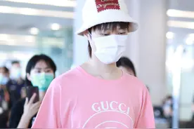 李宇春现身机场，穿搭粉嫩化身“春春女孩”，这样也很美图片