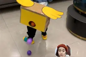 爸爸用快递纸箱做个大公鸡，孩子不停地跳来跳去，就像下蛋一样图片