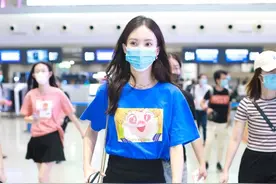 街拍：金晨现身机场，穿蓝T恤配黑短裙搭运动鞋，尽显清爽可爱图片