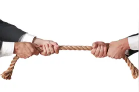 董事长侵害公司利益时，谁能代表公司起诉？图片