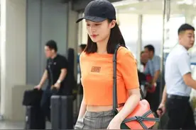 经久不衰的格子裤今夏依然大热，显瘦显高很洋气，明星们人手一条图片