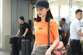 经久不衰的格子裤今夏依然大热，显瘦显高很洋气，明星们人手一条图片