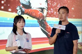 前国脚祁宏参加中超观赛活动秀球技，和球迷一起看上海申花图片