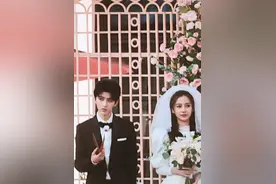 《奔跑吧》让蔡徐坤和baby“拜堂”，男方无笑脸，女方笑得很灿烂图片