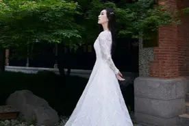 刘诗诗穿白色拖地长裙长发仙气飘飘，站在花枝中青葱惬意侧颜美腻图片