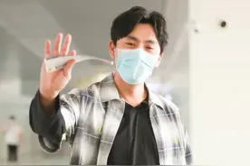 街拍：秦昊穿格子衬衫配黑T恤搭运动裤，尽显简约随性图片