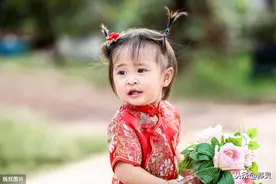 孩子多想能爬在爸爸妈妈的怀里，感受爸爸妈妈身体的温度图片