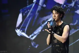 王力宏生活太节俭！车被划伤还坚持不补，他解释称容易分辨图片