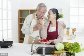 70岁的男人，还会对女人动心吗？听听这个老人说的实话图片