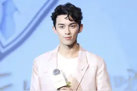 “三石弟弟”吴磊现身活动，一袭粉红色温柔是少男，卷发是新造型图片