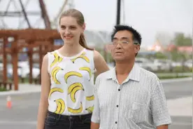 中国大叔到俄罗斯旅游，最后竟娶了一位俄罗斯小姑娘，真是赚大了图片