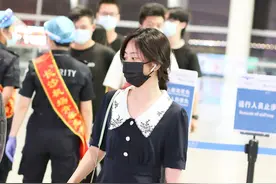 谭松韵黑色娃娃领连衣裙现身机场，牛油果绿色包包搭配抢镜图片