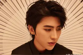 满屏的大长腿！蔡徐坤再登《时尚COSMO》封面，鱼眼镜头太有feel图片