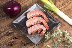 白癜风患者经常被要求不能吃鱼虾？危言耸听，别再傻傻相信了图片