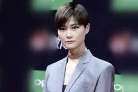 李宇春175身材不输超模，穿西装配黑丝袜秀出大长腿，气场老好了图片