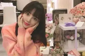 39岁李小璐生日真高调，穿糖果色毛衣配半身裙，和女儿像两姐妹图片