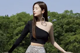 颖儿才是“美人鱼”身材，穿斜肩上衣配鱼尾半身裙，曲线美太真实图片