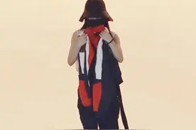 赵丽颖穿搭一件无袖上衣，工装裤和马丁靴，时髦率性图片