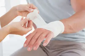 杭州阿姨被鱼鳍刺了一下没在意，手背上长了很多疙瘩，还出现窟窿图片