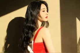 柳岩真敢穿，“内衣外露”吊带红裙明艳妩媚，裙摆绑蝴蝶结好个性图片