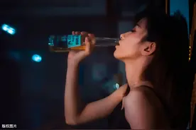 我是一个周五晚上必喝酒的中年女人图片