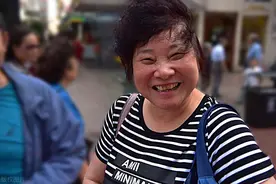 农村大妈刚丢完垃圾，就被清洁工盯上图片