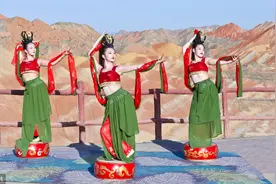“飞天小姐姐”舞动七彩丹霞，飘飘若仙，网友：仙女下凡了图片