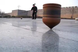 30分钟造陀螺？宠孙很简单，带孩子走进大人童年！西瓜视频实拍图片