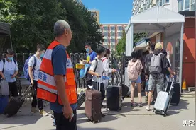 昌平区城北街道清秀园社区：为新学期学子返校的安全秩序保驾护航图片