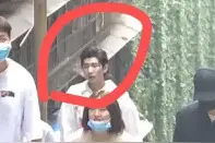 王源路透，他骨相确实绝，眉骨下颌线糊图里都这么明显，饼脸慕了图片