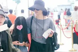 徐帆携女儿走机场，穿棉麻衫配低档裤好潮流，近看皮肤状态这么棒图片