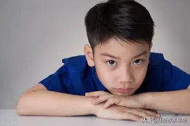 9岁儿子非要跟妈睡，爸爸阻止，孩子一番话竟让他无言以对图片
