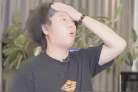 41岁任重胖到失控，T恤短裤138斤穿成200斤，爆炸头配发带好油腻图片