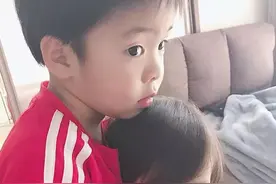 日本5岁帅气小哥哥把妹妹宠上天！这暖爆炸的兄妹情太让人羡慕了图片